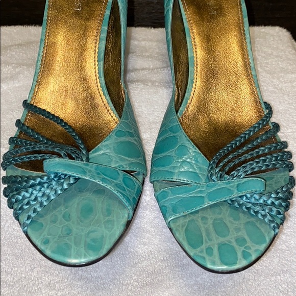 aqua pumps shoes